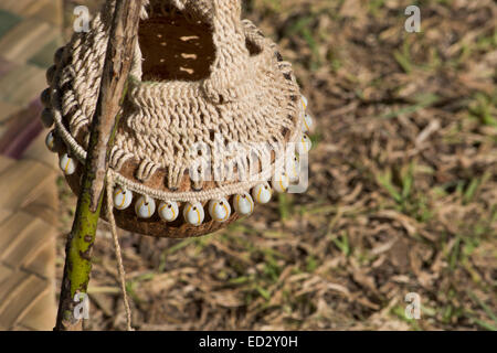 En Mélanésie, la Papouasie-Nouvelle-Guinée, Tufi. Sac de noix de coco tissées avec coquillage décoration. Banque D'Images