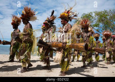 La Papouasie-Nouvelle-Guinée, Tufi. Accueil traditionnel sing-sing performance avec les villageois habillés en tenue d'origine. Banque D'Images