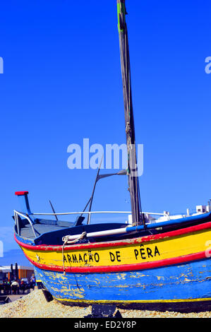 Bateau de pêche colorés sur Fishersmans plage Armacao De Pera Banque D'Images