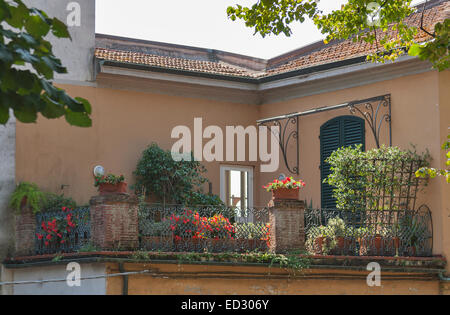 Terrasse entourée de plantes et de fleurs. Italie Banque D'Images