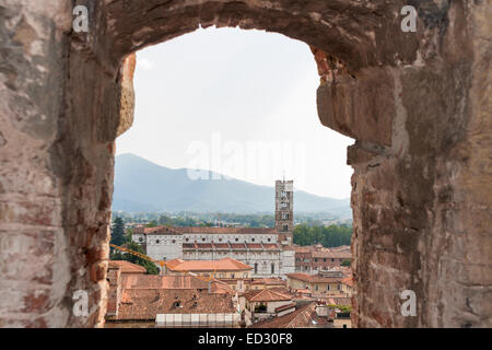 Regarder à travers une fenêtre sur la cathédrale de San Martino de Lucques en Toscane, Italie, de l'intérieur de la la tour Guinigi Banque D'Images