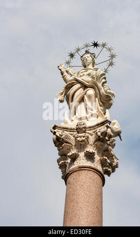 La statue de Marie, Mère du Christ, avec l'auréole étoilée contre ciel nuageux à Lucca, Toscane, Italie Banque D'Images