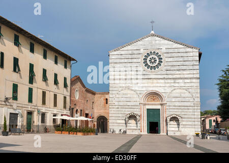 Façade de l'église de San Francesco, Lucca, Toscane, Italie Banque D'Images