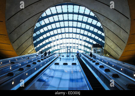 Escaliers mécaniques dans la station de métro Canary Wharf, Londres Angleterre Royaume-Uni Banque D'Images