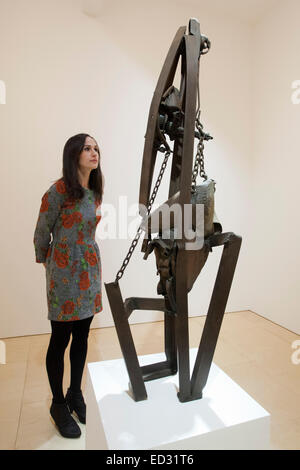 Londres, Royaume-Uni. 24 novembre 2014. Montons l'oeuvre hang-up # 1', 1965, en acier soudé. Stephen Friedman Gallery présente la première exposition solo de sculpteur américain Melvin Edwards. Edwards est avant tout un sculpteur africain-américain avec le travail s'étendant sur cinq décennies. Son travail s'engage avec l'histoire de la race et les droits civils et sociaux et les troubles politiques. L'exposition est présentée du 25 novembre 2014 au 17 janvier 2015. Banque D'Images