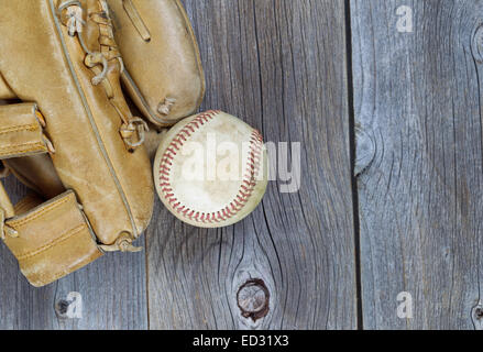 Pension partielle de gant de baseball usé et utilisé sur bois rustique Banque D'Images