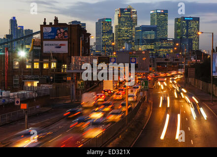 Le trafic sur A102 Blackwall Tunnel approche avec Canary Wharf gratte-ciel en arrière-plan, Londres Angleterre Royaume-Uni UK Banque D'Images