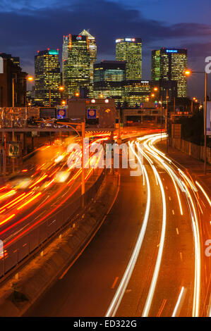 Le trafic sur A102 Blackwall Tunnel approche avec Canary Wharf gratte-ciel en arrière-plan, Londres Angleterre Royaume-Uni UK Banque D'Images