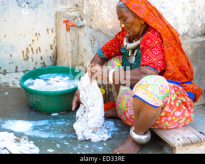 Laver les vêtements femme indienne âgés Banque D'Images