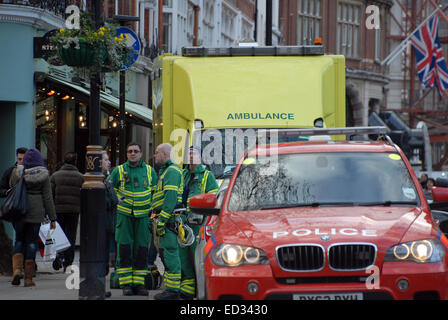 Londres, Royaume-Uni, 24 décembre 2014. L'amour des militants du logement manifestation devant 2 Charing Cross Road, après que la police d'expulser de l'accroupissement. La police et les ambulances, comme les manifestants occupent balcon. Credit : JOHNNY ARMSTEAD/Alamy Live News Banque D'Images