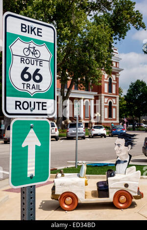 Illinois,Midwest,Pontiac,panneau,logo,route historique 66,piste cyclable,voitures pour enfants sculpture en fibre de verre,Cruisin' avec Abraham Lincoln,tr visiteurs Banque D'Images