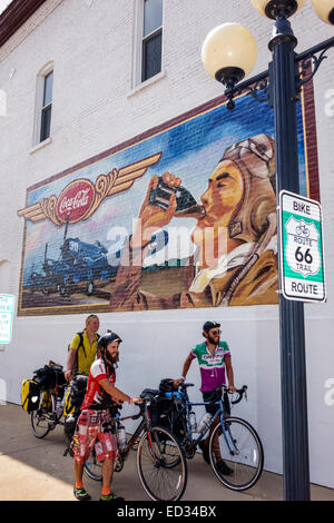 Illinois Pontiac, panneau, route historique 66, piste cyclable, homme hommes hommes, amis motards, vélos, murale, Coca-Cola, IL140905037 Banque D'Images