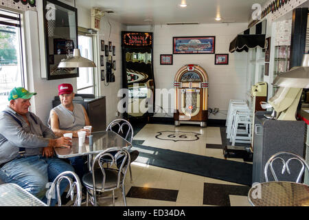Illinois,Midwest,Braidwood,route historique 66,North Front Street,Polk-A-Dot Drive in,intérieur,adultes homme hommes hommes,amis,client Banque D'Images