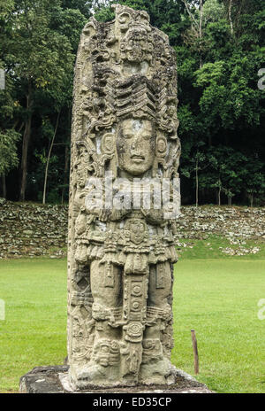 Stella en pierre sculptée du roi à Copan, un site archéologique maya au Honduras et site du patrimoine mondial de l'unesco. Banque D'Images