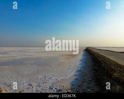 Road à saltpan à ran de Kutch au Gujarat en Inde Banque D'Images