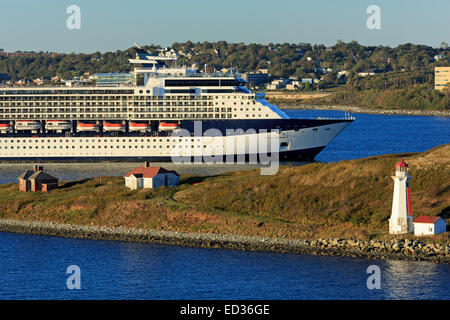 Bateau de croisière passant Georges Island Lighthouse, Halifax, Nouvelle-Écosse, Canada Banque D'Images