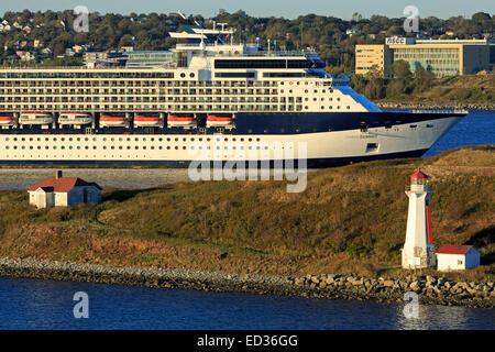 Bateau de croisière passant Georges Island Lighthouse, Halifax, Nouvelle-Écosse, Canada Banque D'Images