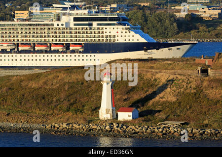 Bateau de croisière passant Georges Island Lighthouse, Halifax, Nouvelle-Écosse, Canada Banque D'Images