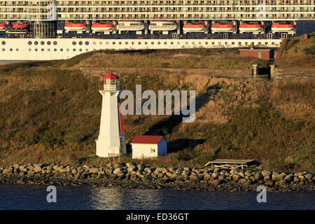 Bateau de croisière passant Georges Island Lighthouse, Halifax, Nouvelle-Écosse, Canada Banque D'Images