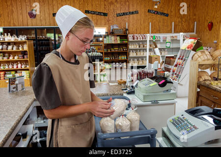 Illinois Arthur, Shady Crest Orchard & Farm Market, femme femme femme femme, Amish, cap, bonnet, employé travailleur travailleurs travaillant personnel, travail, IL140904041 Banque D'Images