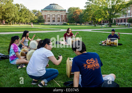 Illinois Urbana-Champaign, campus de l'Université de l'Illinois, étudiants asiatiques homme hommes hommes, femme femmes, adolescents adolescents adolescents garçon Banque D'Images