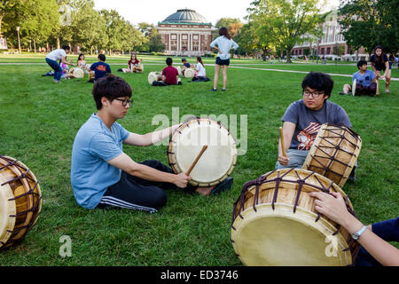 Illinois Urbana-Champaign, campus de l'Université de l'Illinois, étudiants asiatiques homme hommes hommes, femme femmes, adolescents adolescents adolescents garçon Banque D'Images