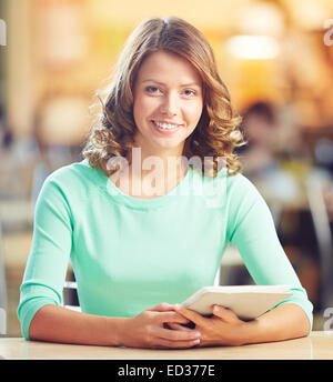 Portrait of smiling young woman looking at camera Banque D'Images