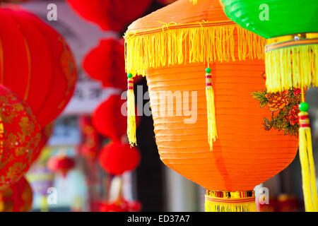 Lanternes de papier chinois colorés suspendus dans une rue martket préparé pour la fête du printemps. Banque D'Images