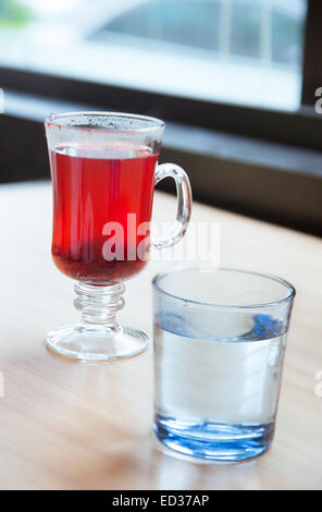 La canneberge rouge les boissons aux fruits et la vodka dans le verre sur la table Banque D'Images