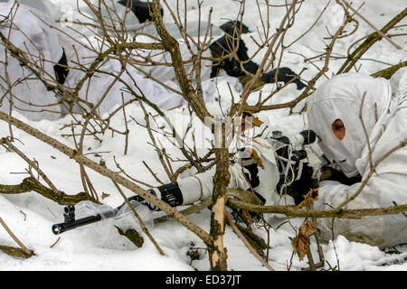 Sniper Camouflage, soldat de forces spéciales de l'armée tchèque hiver neige fusil de sniper, l'unité anti-terroriste Banque D'Images