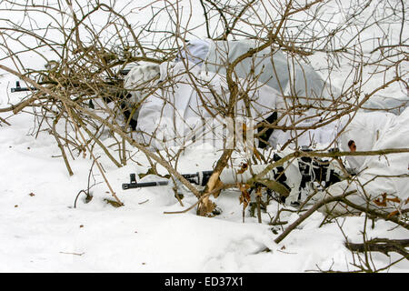 Soldat de forces spéciales de l'armée tchèque en blanc camouflage avec fusil de sniper en forêt d'hiver, l'unité anti-terroriste Banque D'Images