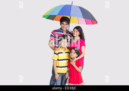 Les parents et les enfants La protection pluie parapluie Banque D'Images