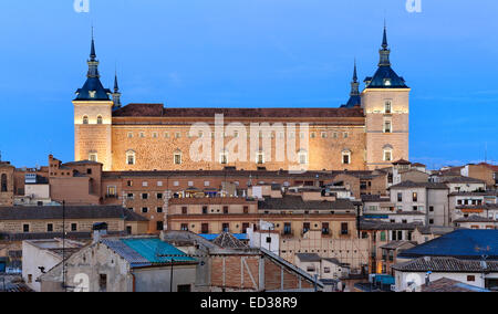 Vue de la nuit de l'Alcazar et de la vieille partie de Tolède, Espagne Banque D'Images