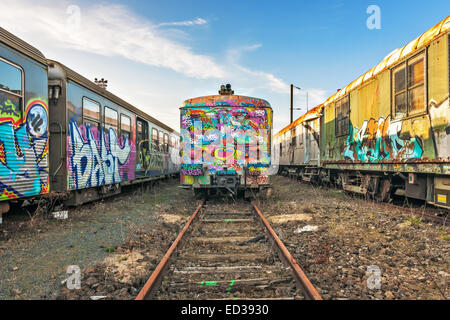 Tagged abandonné à l'extérieur du cimetière de trains train Banque D'Images