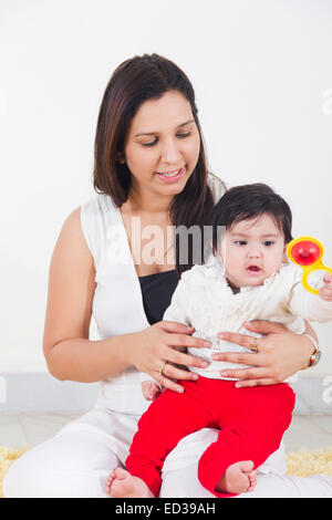 Mère indienne Nouveau départ prendre soin de bébé Banque D'Images