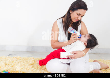 Mère indienne Nouveau Départ le lait pour nourrir bébé Banque D'Images