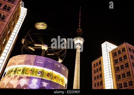 L'horloge universelle et la tour de télévision à Berlin par nuit Banque D'Images