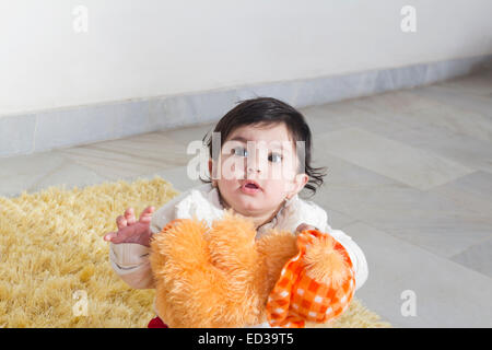 1 enfant indien Baby playing toy Ours Banque D'Images