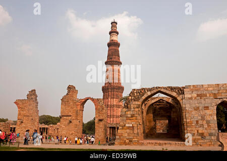 Qutb Minar et Quwwat-Ul-Islam mosquée ruines à la complexe Qutb, Site du patrimoine mondial de l'UNESCO à New Delhi, Inde, Asie Banque D'Images