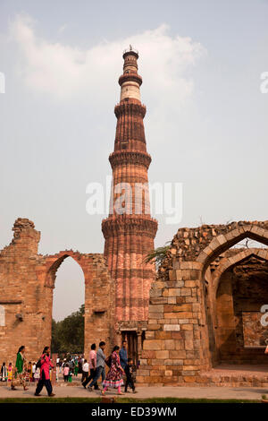 Qutb Minar et Quwwat-Ul-Islam mosquée ruines à la complexe Qutb, Site du patrimoine mondial de l'UNESCO à New Delhi, Inde, Asie Banque D'Images