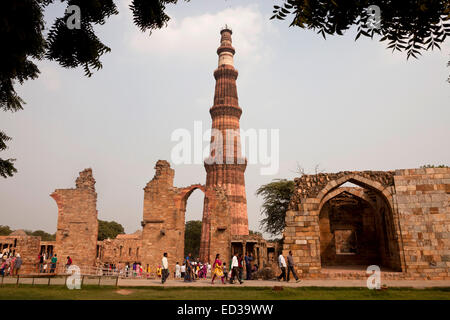 Qutb Minar et Quwwat-Ul-Islam mosquée ruines à la complexe Qutb, Site du patrimoine mondial de l'UNESCO à New Delhi, Inde, Asie Banque D'Images