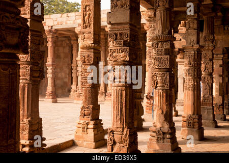 Sculptures de Pierre complexes sur le cloître colonnes à la mosquée Quwwat ul-Islam, complexe Qutb, Site du patrimoine mondial de l'UNESCO à Delhi, JE Banque D'Images