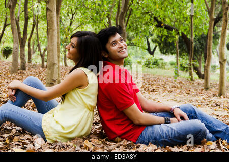 Beau couple indien romantique parc Banque D'Images