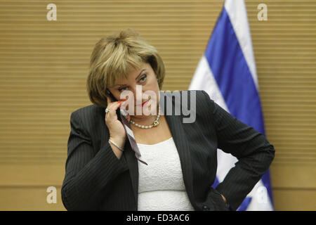 (141225) -- JÉRUSALEM, 25 décembre 2014 (Xinhua) -- File photo prise le 12 mai 2014, vice-ministre de l'Intérieur israélien montre Faina Kirschenbaum à la Knesset (parlement) à Jérusalem. La police israélienne a arrêté 30 fonctionnaires le mercredi après une année d'enquête sur la corruption, la police matérialisée a dit dans une déclaration le 24 décembre 2014. La police est arrivée sur les maisons et les bureaux des 30 personnalités israéliennes le mercredi matin et détenus pour être interrogés sur leur part d'une corruption à grande échelle qui inclus l'échange de pots-de-vin, des avantages personnels et illégale de nominations Banque D'Images