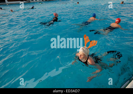Brixton, Londres, Royaume-Uni. Dec 25, 2014. Piscine tôt le matin le jour de Noël à Brockwell Lido Credit : Miel Salvadori/Alamy Live News Banque D'Images