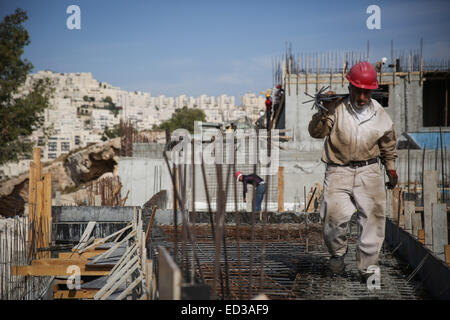 (141225) -- JÉRUSALEM, 25 décembre 2014 (Xinhua) -- photos prises le 28 octobre, 2014, montre un travailleur de la construction à travailler sur un nouvel appartement dans la colonie israélienne de Har Homa, à Jérusalem-Est. Un comité de la municipalité de Jérusalem a approuvé le 24 décembre 2014, la construction de près de 400 nouveaux logements dans les colonies juives sur les terres annexées par Israël pendant la guerre de 1967 au Moyen-Orient. Le Comité de planification et de construction de Jérusalem le mercredi a approuvé 380 307 maisons dans l'ensemble, de qui sera situé dans le quartier nord-est de Ramot, et 73 logements seront construits dans le quartier de Har Homa, t Banque D'Images