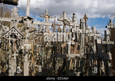 La Colline des Croix (lituanien) est un site de pèlerinage à environ 12 km au nord de la ville de Šiauliai, au nord de la Lituanie. Banque D'Images