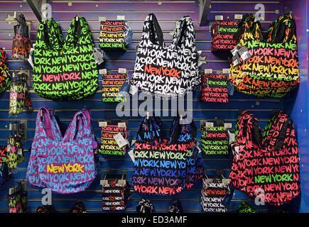 La ville de New York coloré tote bags for sale at les jouets sont de nous à Times Square à Midtown Manhattan, New York. Banque D'Images