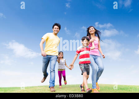 Les parents indiens avec parc enfant tournant Banque D'Images