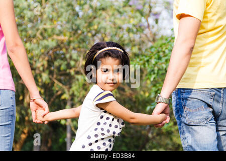 Les parents indiens avec enfant park Banque D'Images